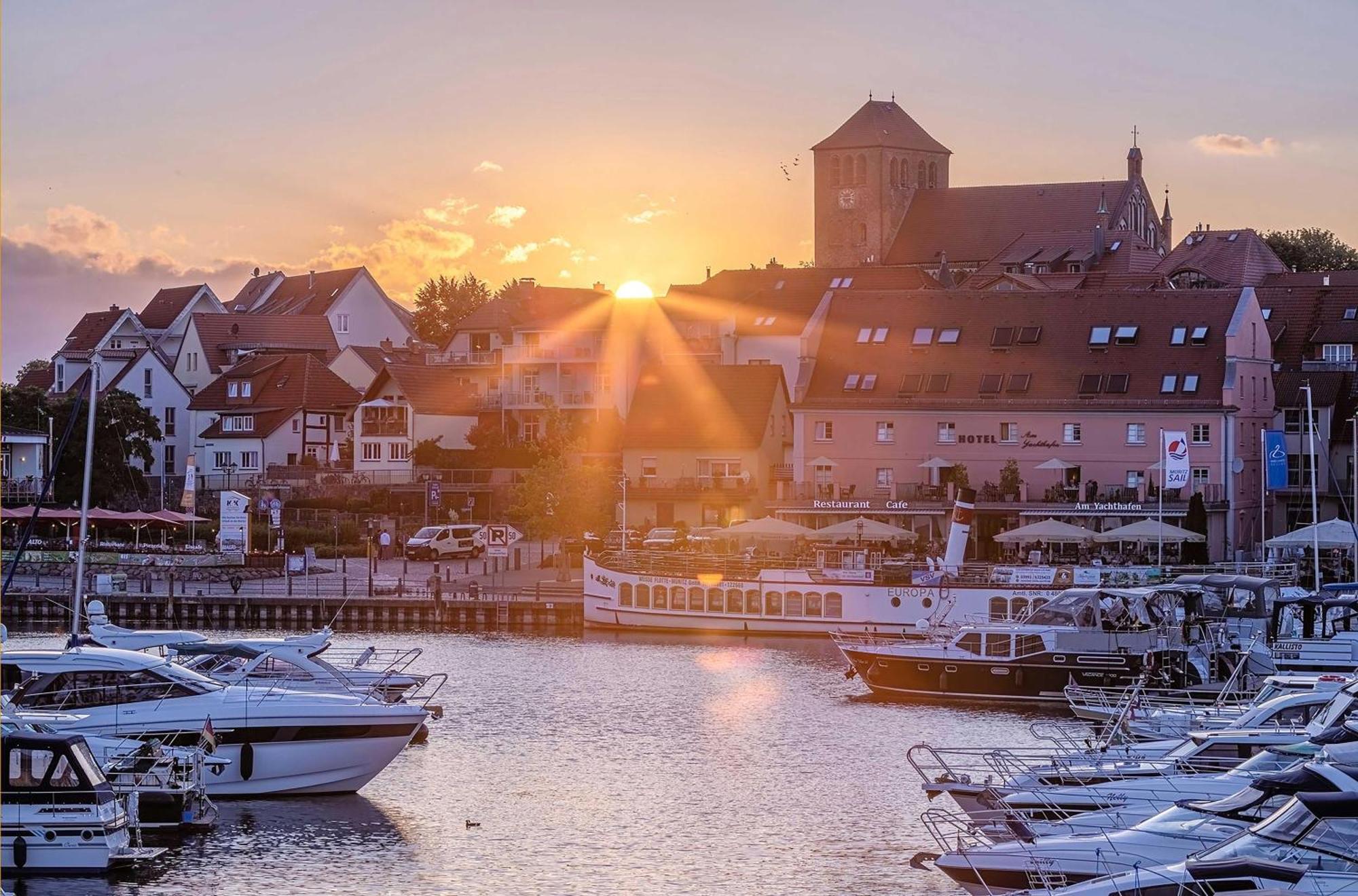 Mueritz Utkiek - Apartment Mit Seeblick & Balkon In Der Hafenresidenz Waren  Exteriér fotografie
