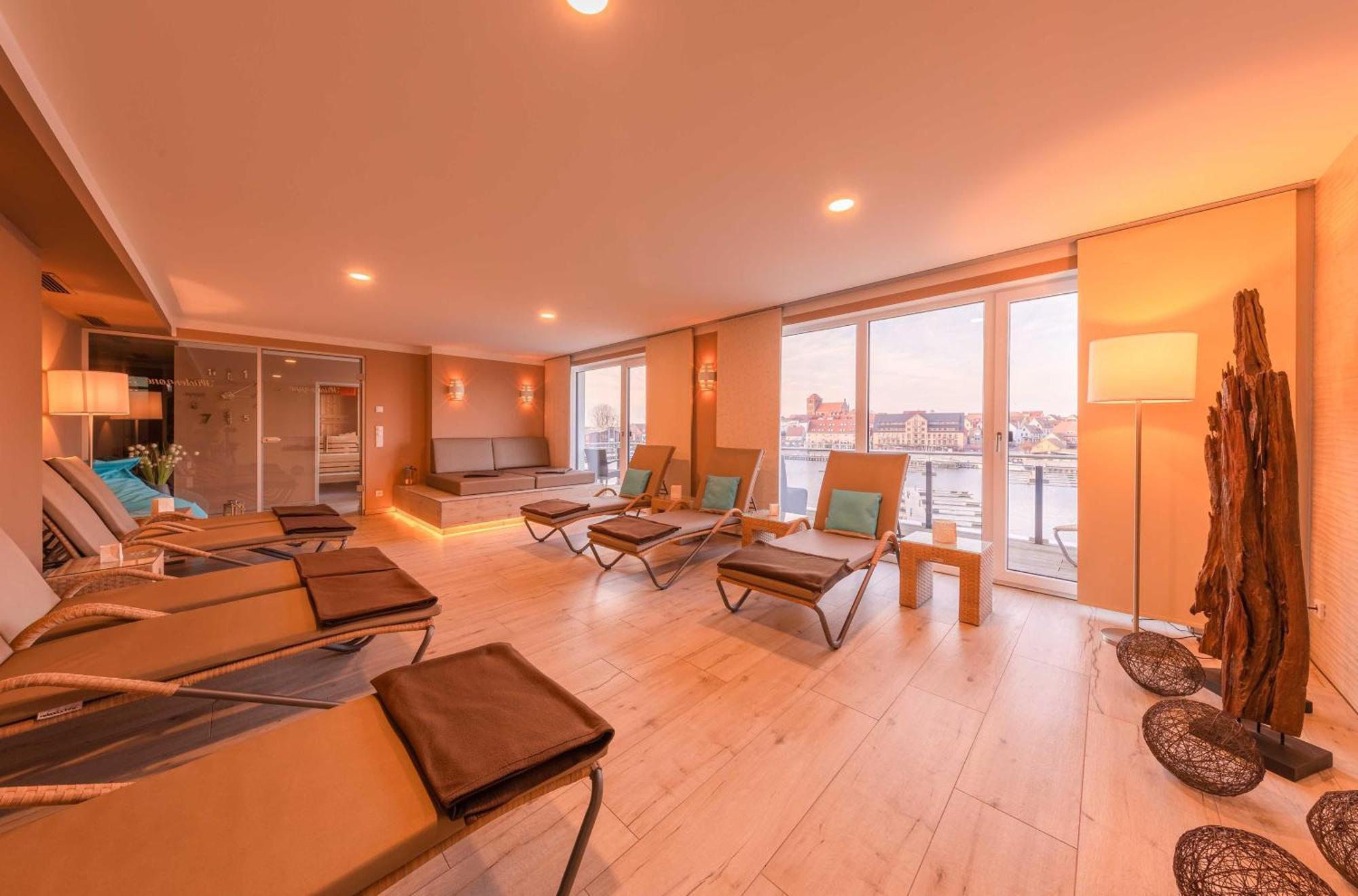 Mueritz Utkiek - Apartment Mit Seeblick & Balkon In Der Hafenresidenz Waren  Exteriér fotografie